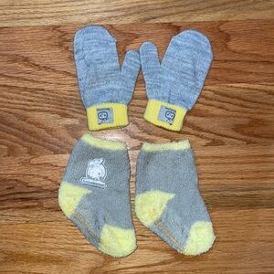 NEW target Socks with matching gloves Gray and yellow  2T, 3T